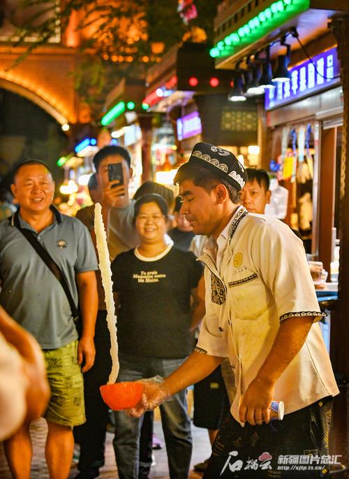 黄金周看文旅 新疆喀什古城热闹非凡 游客居民载歌载舞