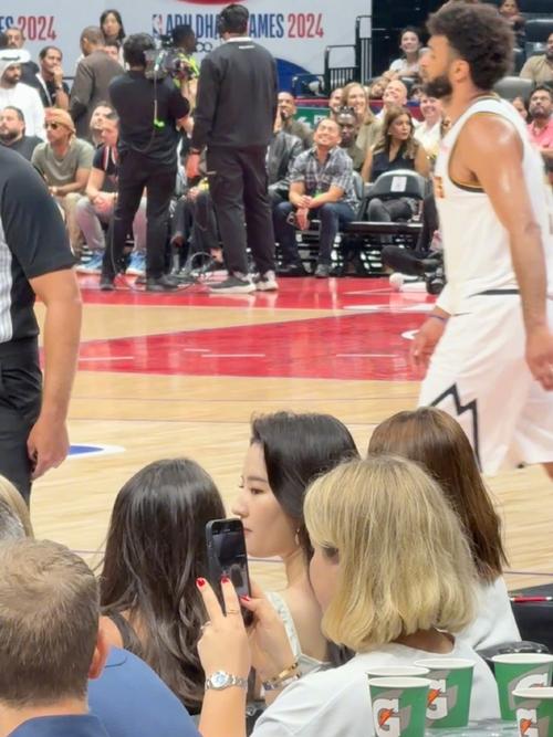 NBA巴黎赛现场众星云集 刘亦菲也应邀来到现场观战