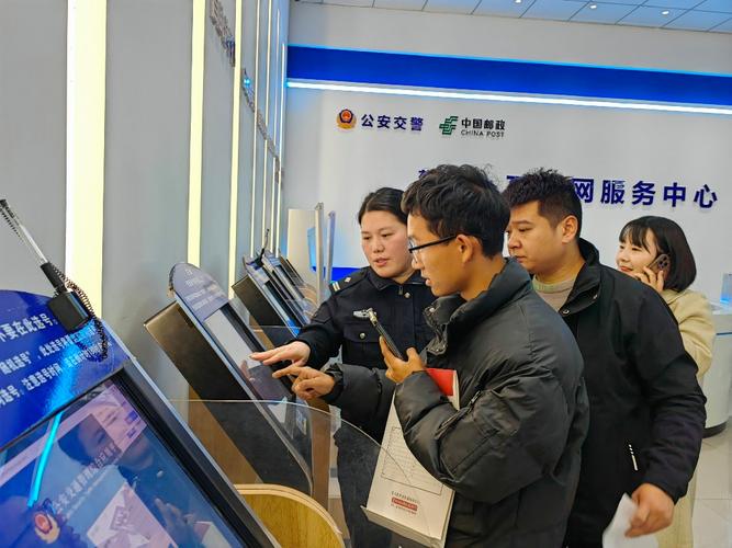 “延时+上门” 海口公安交警持续开展车管业务便利服务