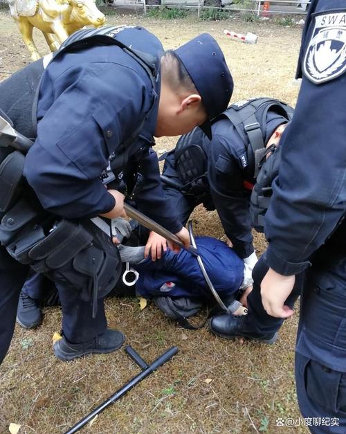 嫌犯反抗抓捕划伤民警 危险时刻路过的他出手了……