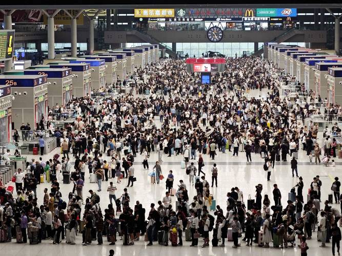 国庆假期郑州铁路发送旅客超568万人次 单日最高近90万人次