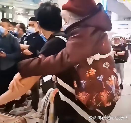 三亚车站工作人员帮助走失男孩与母亲团聚
