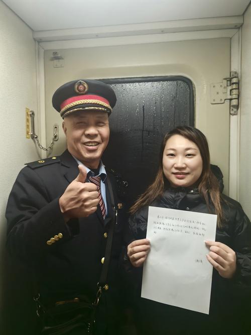 旅途中的暖心瞬间!无名的他们在列车上伸出援手