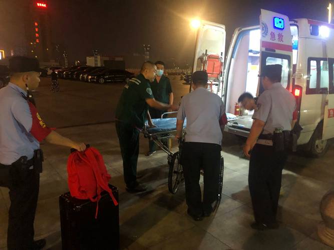 春运路上乘客突发疾病 列车临时停车紧急救助