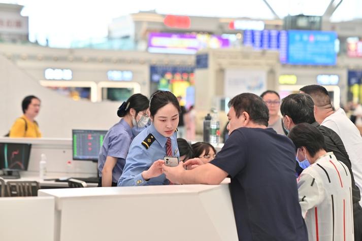 (新春走基层)今年春运以来广深港高铁累计发送跨境旅客66.1万人次