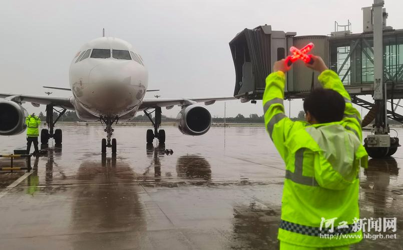 合肥机场积极应对雷雨天气 截至目前航班运行正常
