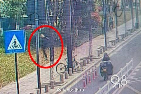 事发上海,一轿车意外冲入河中,司机被困!他一路狂奔跳河救人……