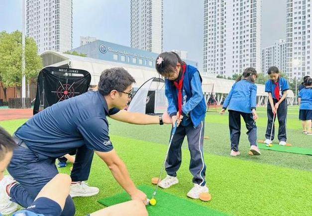 高尔夫球进校园:“小”字当头让更多学生参与