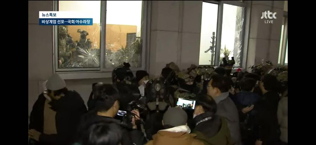 韩国检察官办公室宣布逮捕前国防部长官金龙显