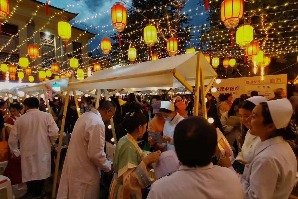 杭州市民畅游养生夜市 沉浸式体验中医潮生活