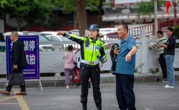 风雨兼程十九年 女警护航上学路 每天校门口能走2万步