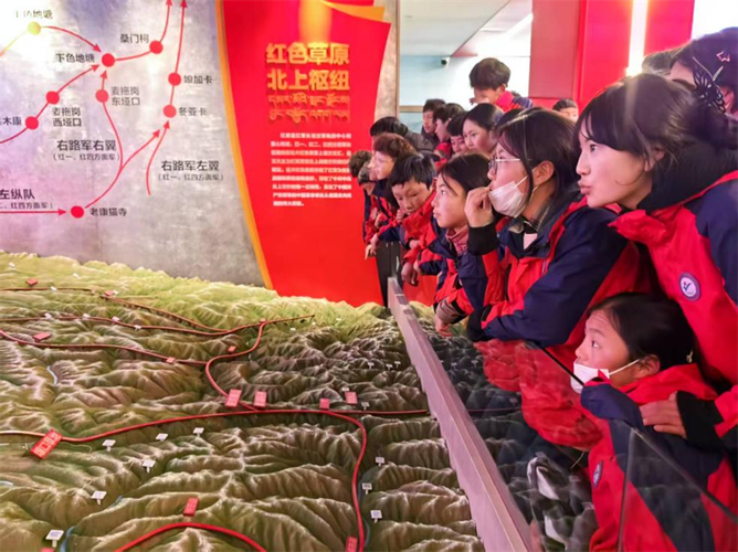 清华师生走进若尔盖、红原 调研“红色草原”生态变迁