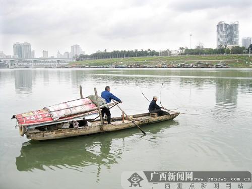 希望之海成危险禁地 加沙渔民乘小木船捕鱼冒险谋生