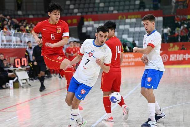 足球——五人制国际邀请赛:中国队不敌捷克队