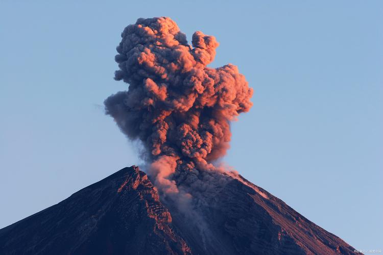 印尼伊布火山喷发 火山灰柱高达1200米