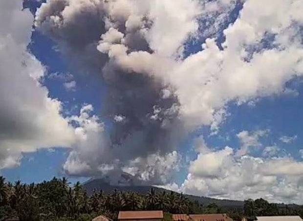 印尼伊布火山多次喷发 火山灰柱最高达1500米