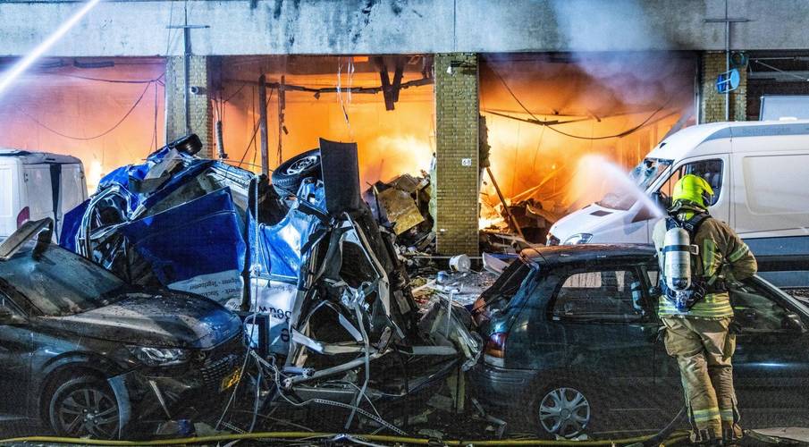 荷兰鹿特丹发生爆炸 多栋建筑起火