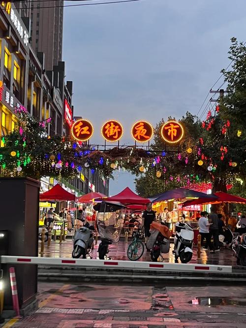 步行街里“石榴红”