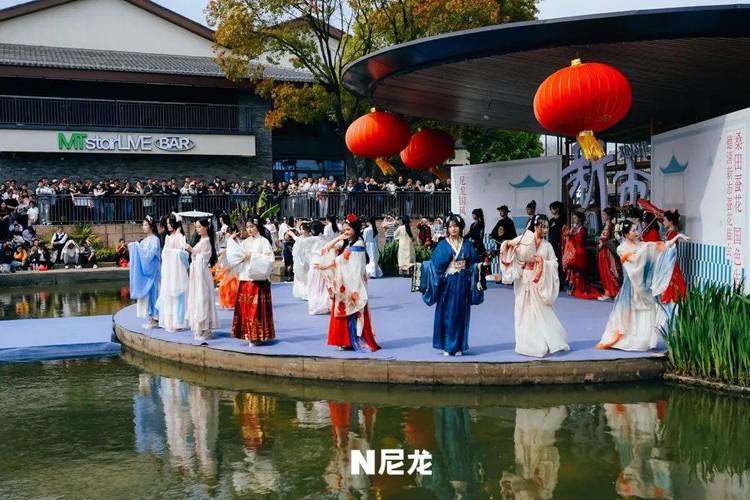 (新春走基层)浙江德清“燕”归蠡山 汉服时尚焕新千年古村