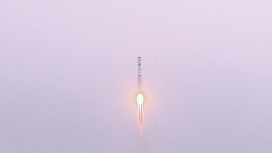 鹊桥二号中继星发射升空
