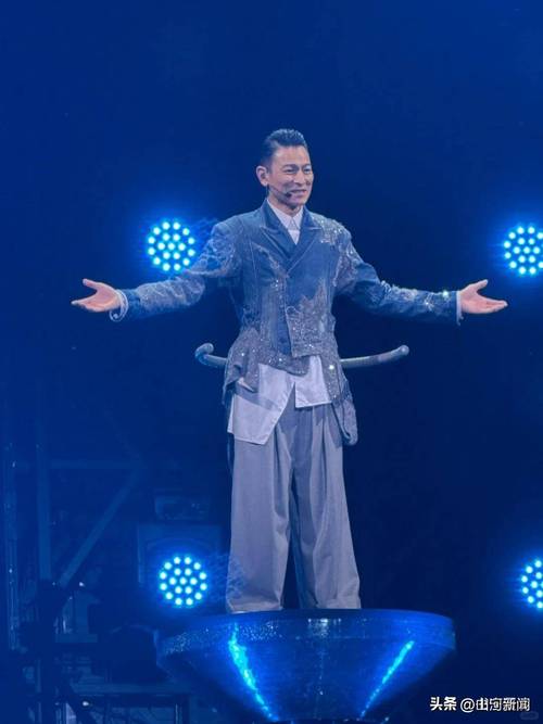 邹敬园带家人看刘德华演唱会，发文感谢刘德华