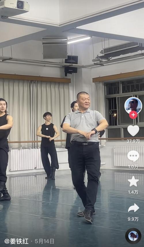 网红院长再跳《奔腾》寄语毕业生 祝福大家笑傲江湖