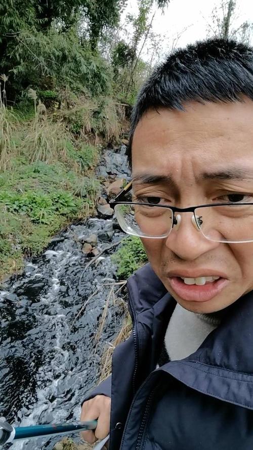 重庆一公园管道排出不明液体将溪水染成荧光绿?生态环境局回应
